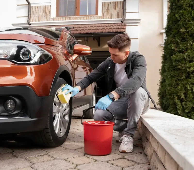 Lavage auto à domicile Bonnebosq : professionnel intervenant sur un véhicule
